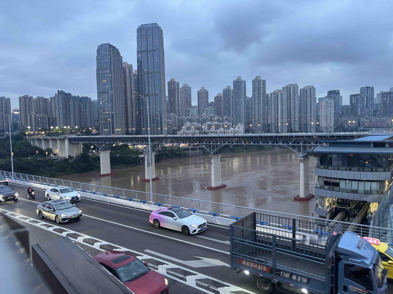 重庆牛角沱
傍晚
雨天
车流
灯火