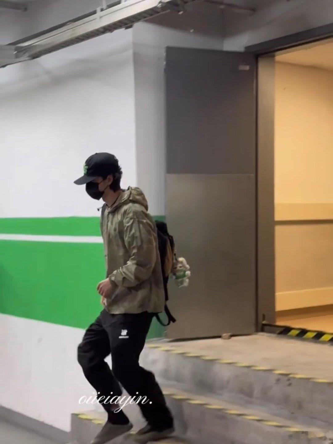 王一博小嗷从好奇这是什么可爱小东西，到越看越上头，王一博同款小嗷明天开售，已经准