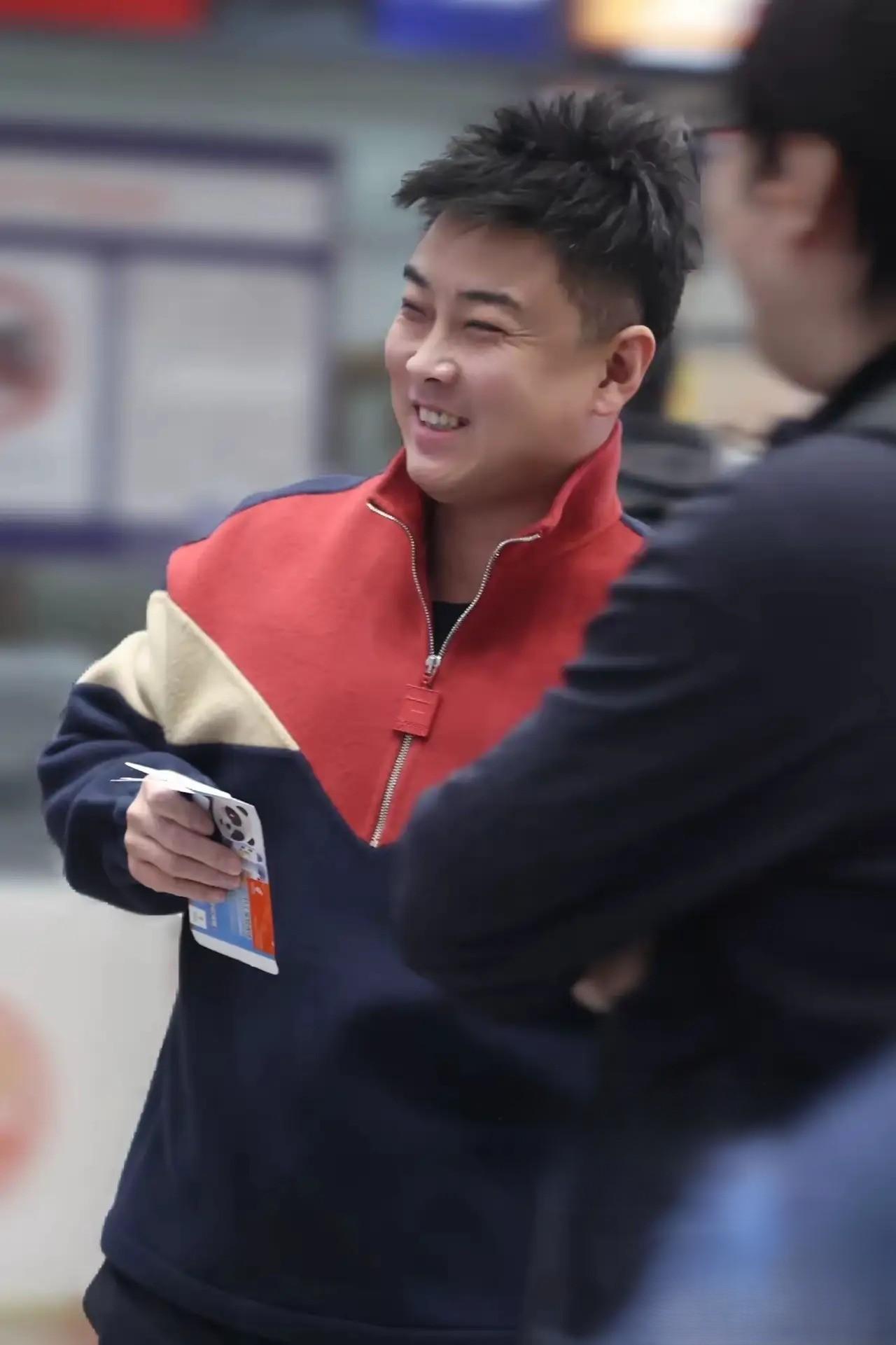 【精神面貌焕然一新，机场的王皓指导笑容可掬】王皓 2 月 1 日机场笑容满面。这