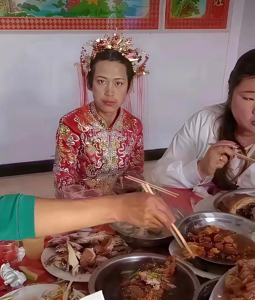 这是对于男性的侮辱，哪怕是上门女婿也不应该这样搞。 