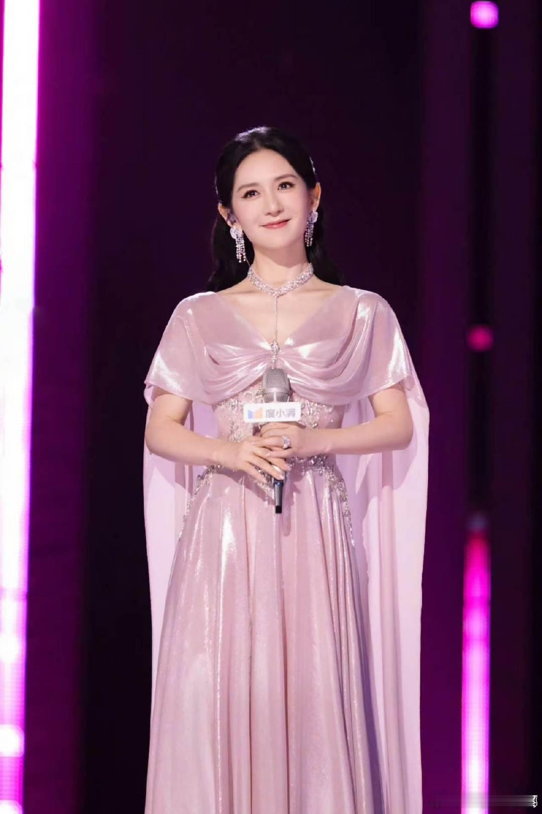 盘点那些谢娜主持过的舞台谢娜常驻各类国字号盛会与行业盛典，从容控场，打破大众对她