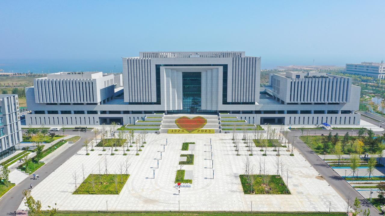 百年扬帆远，薪火续辉煌；
学海连天阔，求索志不移；
海纳百川流，取则路行远；
初