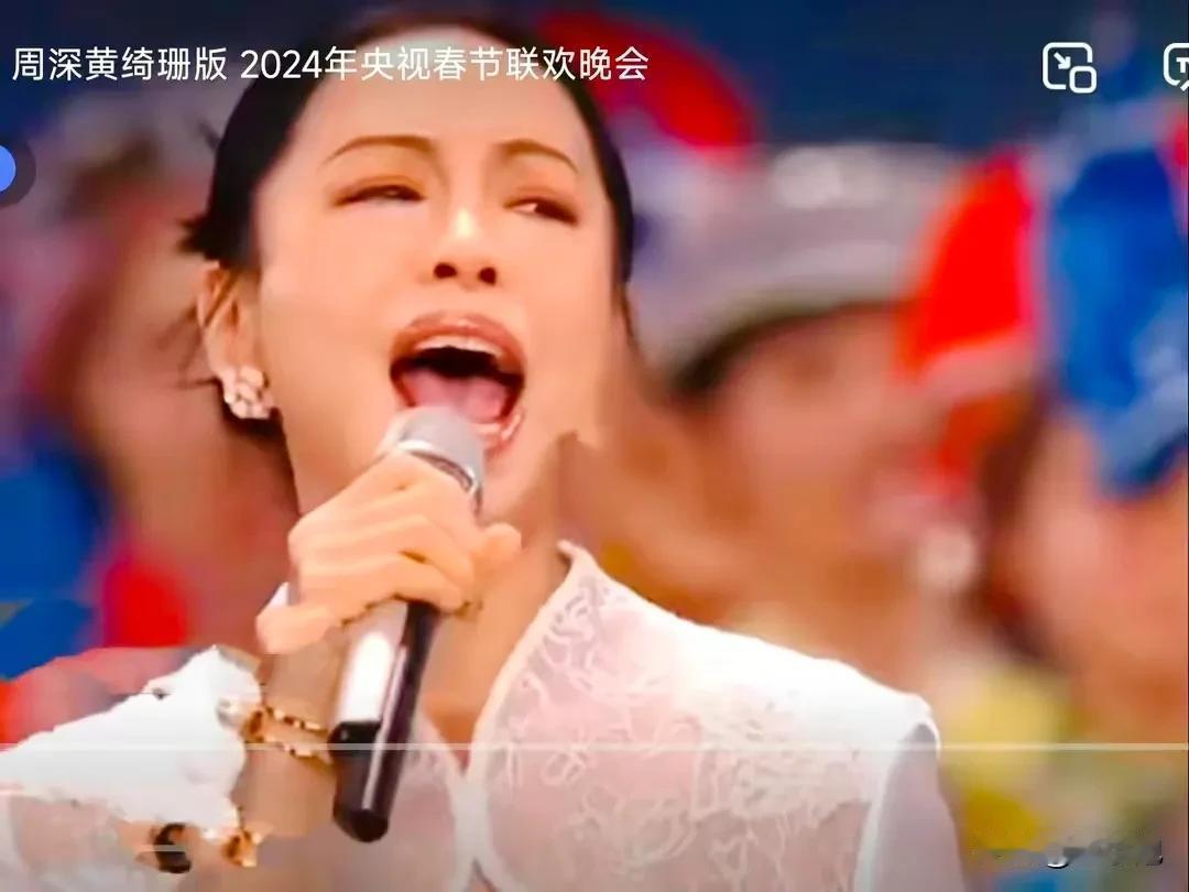 李谷一版本难忘今宵唱出了：
人民安居乐业，欢乐团聚的感觉。
黄绮珊版本的难忘今宵