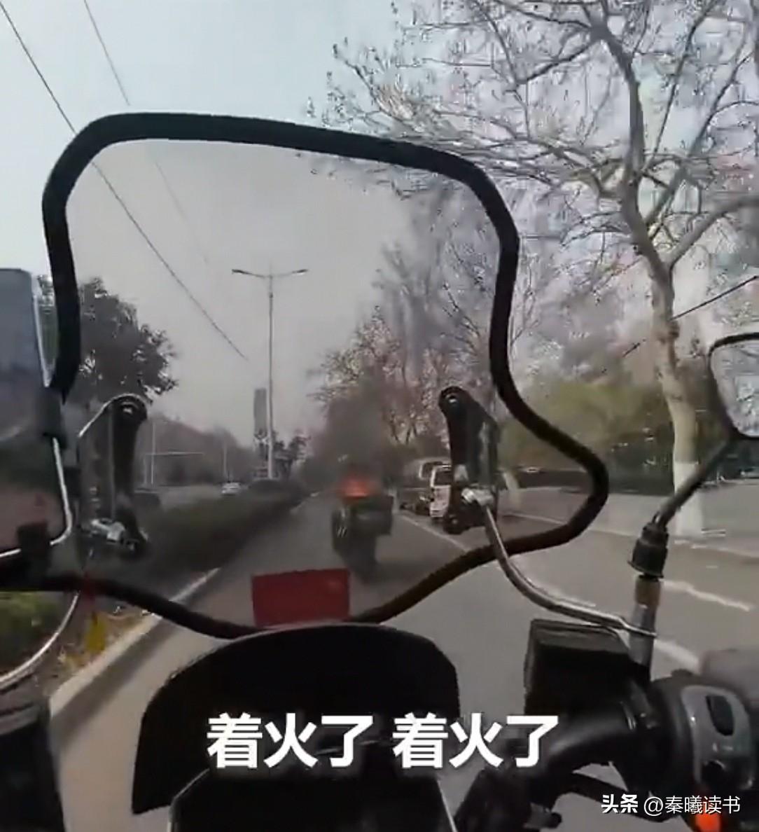 山东街头，外卖小哥忙着送餐，突然有人大喊。他没在意，就继续往前骑。他不知道，身后