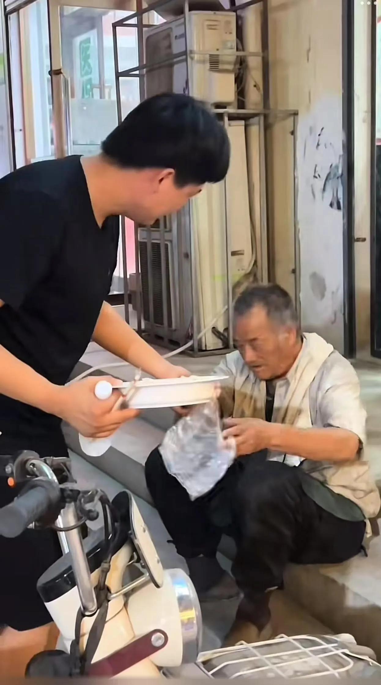 看哭了！男子和朋友在路边吃夜宵，抬头看见拾荒大爷坐在路边，一直盯着他们桌上的饺子