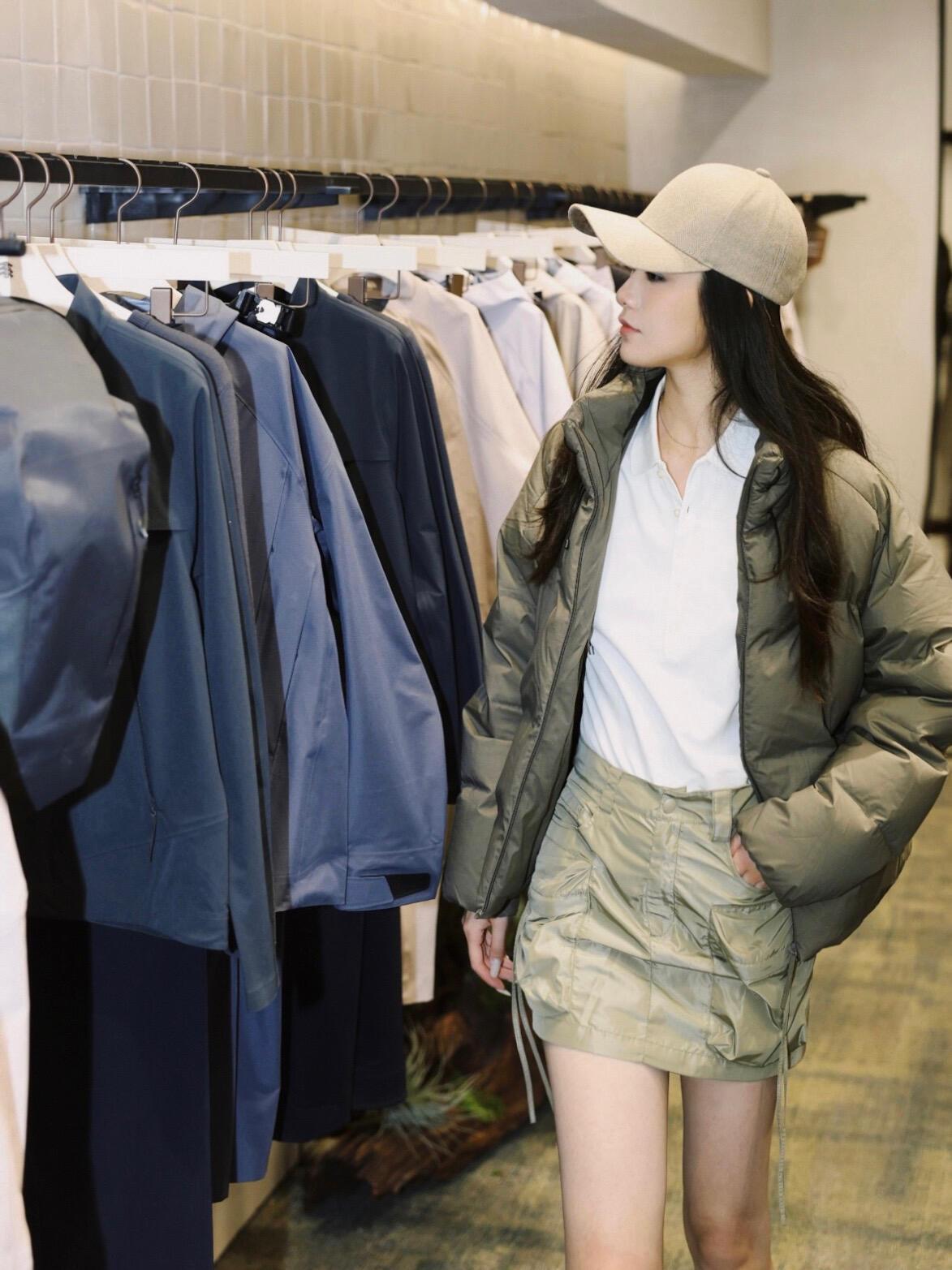 时尚穿搭指南：休闲风穿搭，轻松自在≠都市时尚穿搭指南简约风外套+休闲短裤轻松出街