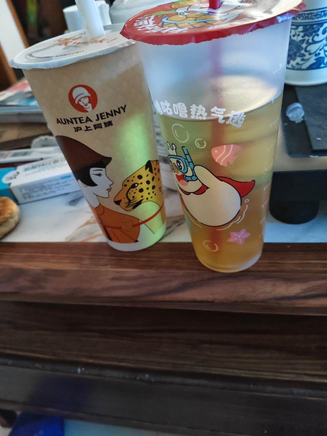 秋天的第一杯奶茶 也是喝上了婶子和雪王还有外卖大战加持[喵喵][喵喵] ​​​