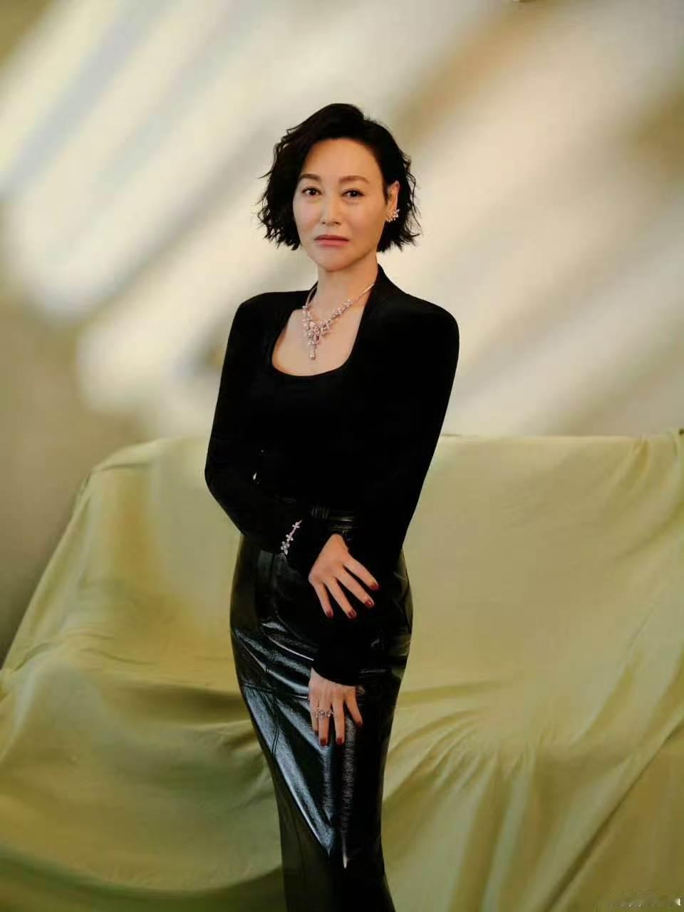 惠英红三里屯和路人大合照 惠英红 logo遮了不许屏蔽三里屯街头实拍，惠英红耐心