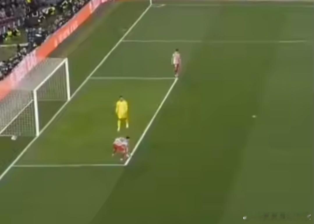 裁判专家：普比尔禁区手球明显点球，如此漏判实属丑闻今晨欧冠1/4决赛首回合，巴萨