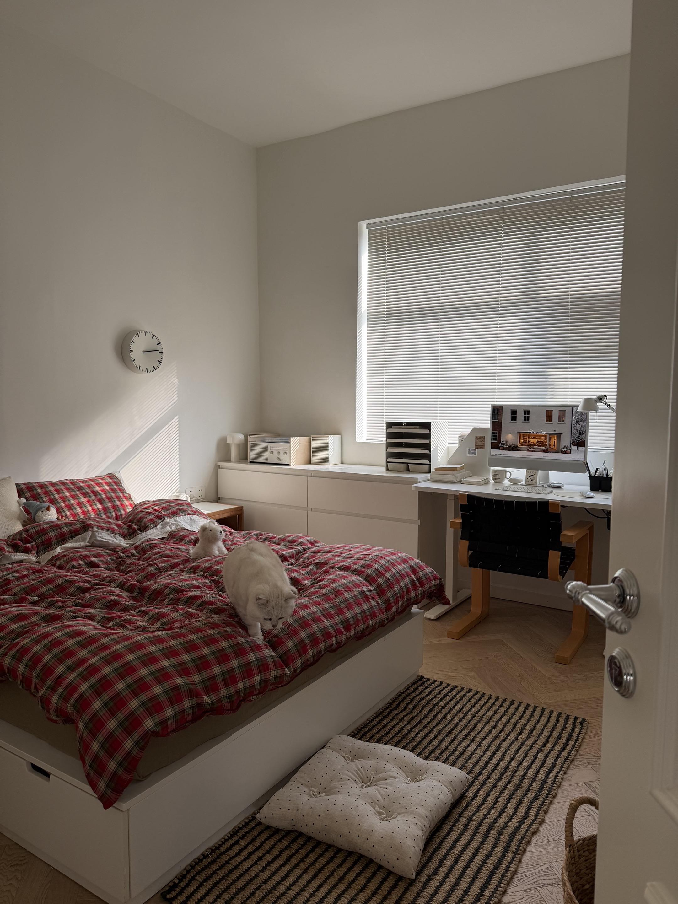 给小时候的自己布置了一个小房间🏠。一张床 一张书桌 我喜欢的书和唱片...