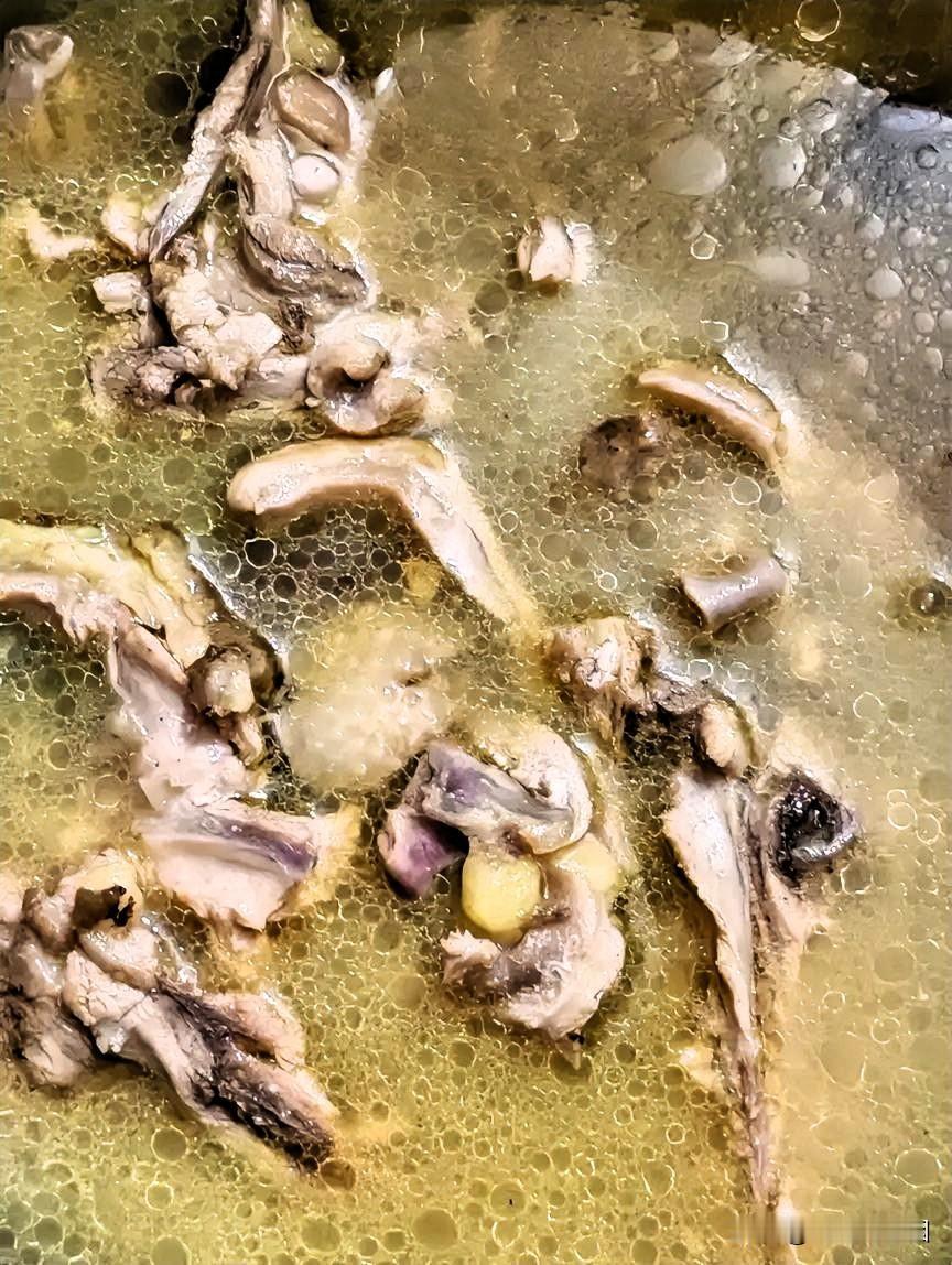 《猪肚鸡党参汤》
一眨眼又到了周六，今天有闲做了一道菜名叫猪肚鸡，我在外租房，不