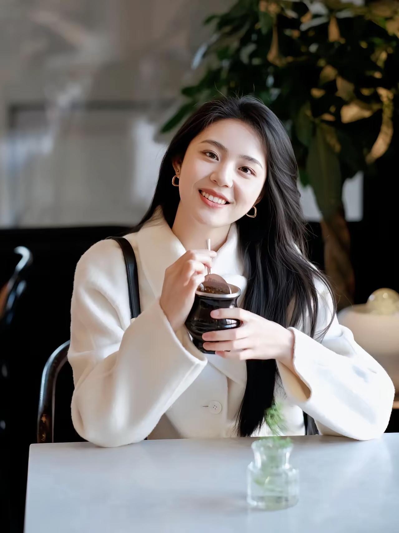 对联
上联：[作揖][作揖][作揖]；
下联：吃吃喝喝。