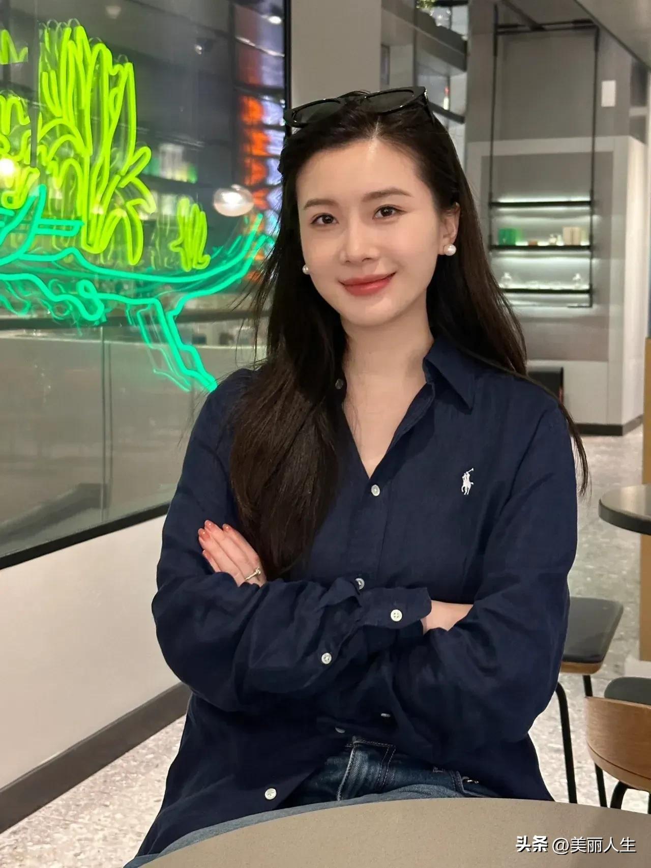 雪落无声
花开有时
雪与花的相遇
是冬与春的私语
春雪解人意
愿一半烟火
一半诗