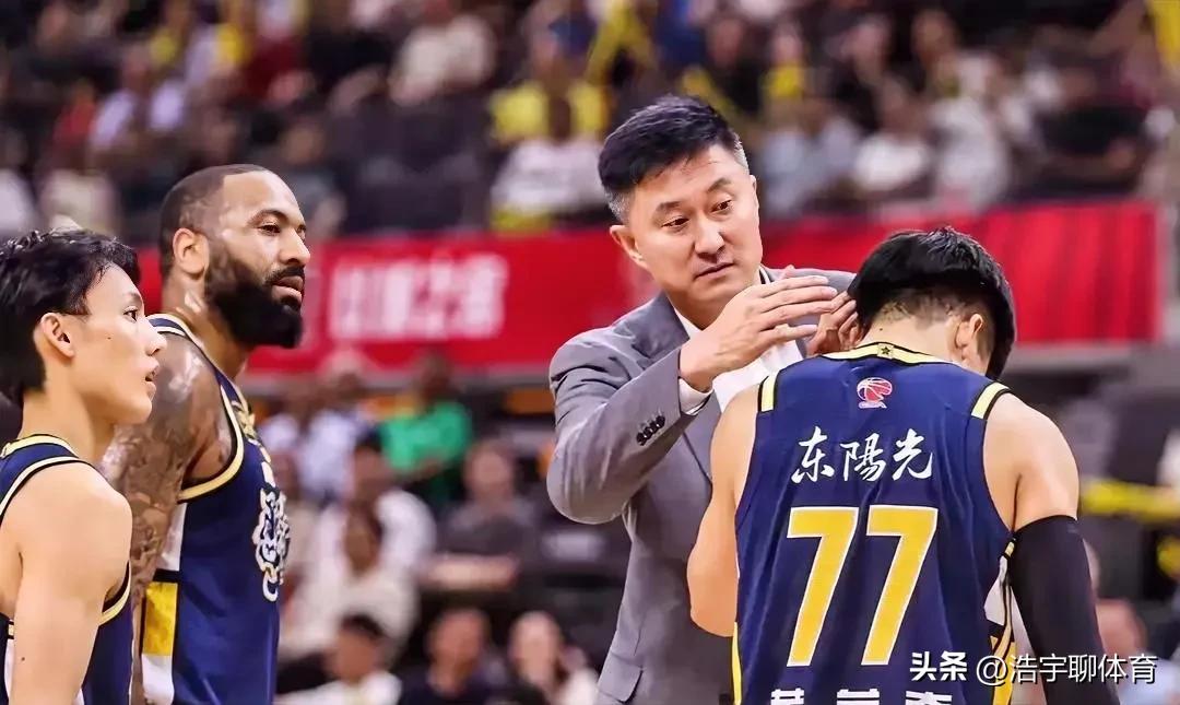 北控队百万年薪签约黄荣奇，广东队放弃防守悍将黄荣奇可能犯了一个错误！杜峰不再续约