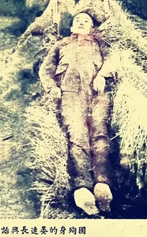 “滇军精锐，冠于全国！”下图是1939年南昌城外滇军连长宴兴诒战死后留下的遗容，