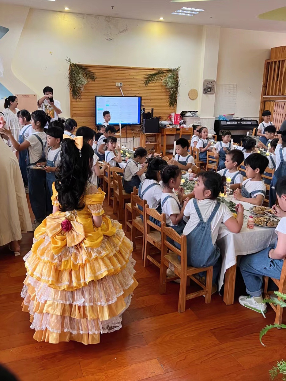 在幼儿园毕业典礼上打扮成小公主一次被妈妈尊重品味的体验感觉会是一辈子的治愈瞬间哎