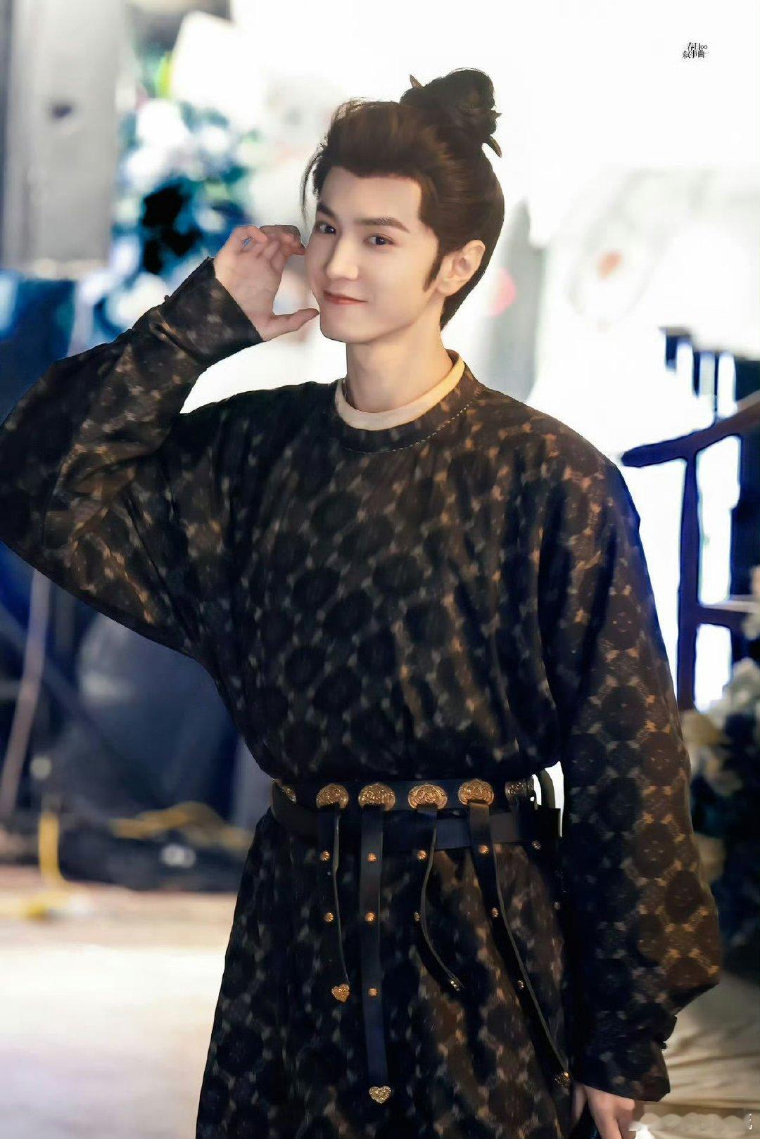 陈哲远给粉丝们放的烟花真的是很浪漫呀，他一直以来都很爱粉丝的，也是感受到和粉丝之