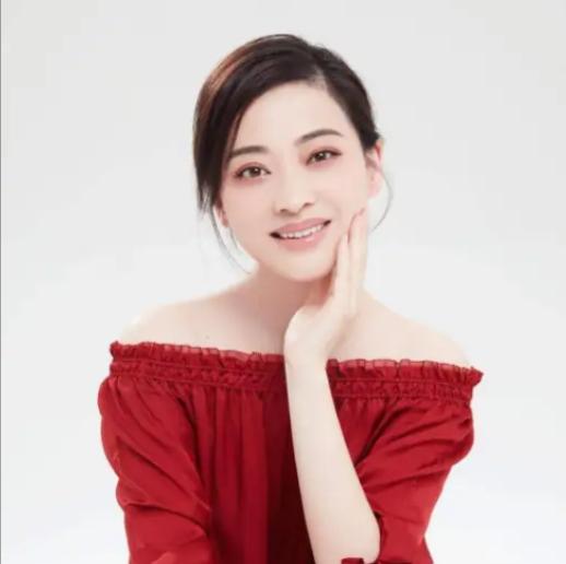 当年，梅婷突然害羞的对秦昊说：“完蛋了，我爱上咱剧组的摄影师曾剑了，你快去帮我打