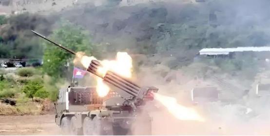 上千学校关闭，5万居民撤离，火箭弹已打5000发！泰柬要打大仗？
 
12月的泰