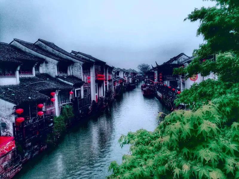 中国人为什么偏爱江南? 中国人偏爱江南，理由实在太多。江南有小桥流水人家的诗意画