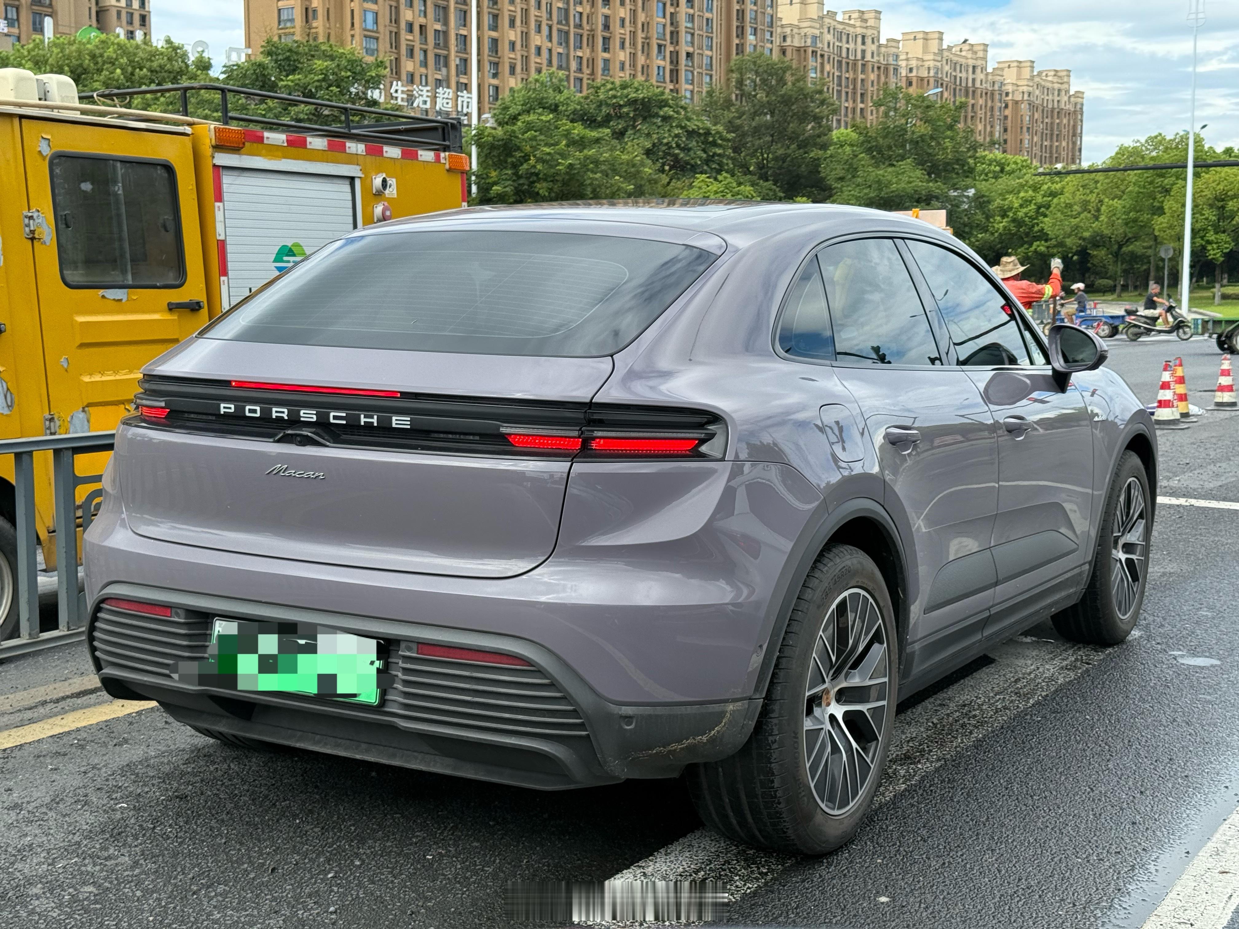 纯电保时捷macan 的尾灯下部也太臃肿了……乍一看以为老年代步车山寨的…… ​