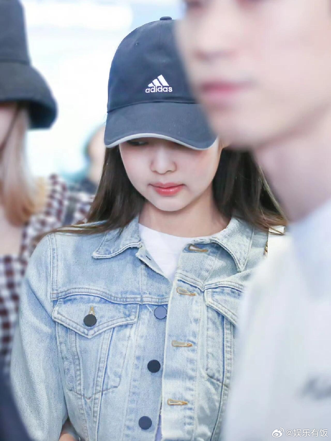 Jennie一顶帽子戴七年 Jennie被粉丝发现时隔7年依旧戴着同一款棒球帽，