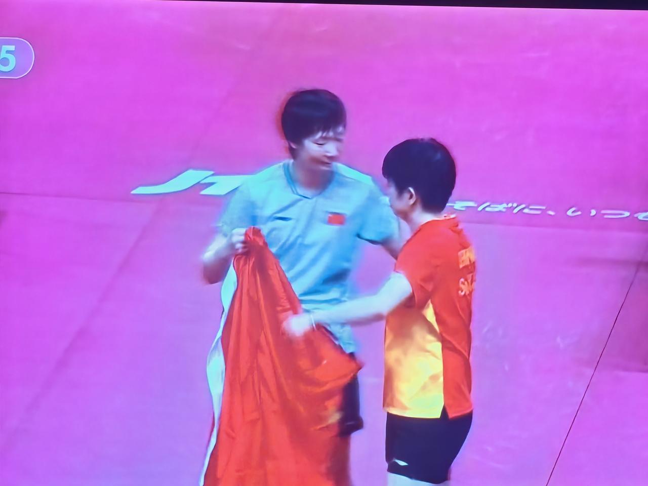 亚运会上，王曼昱力压孙颖莎女单夺冠。王曼昱是孙颖莎的克星！没办法，大赛上，王曼昱