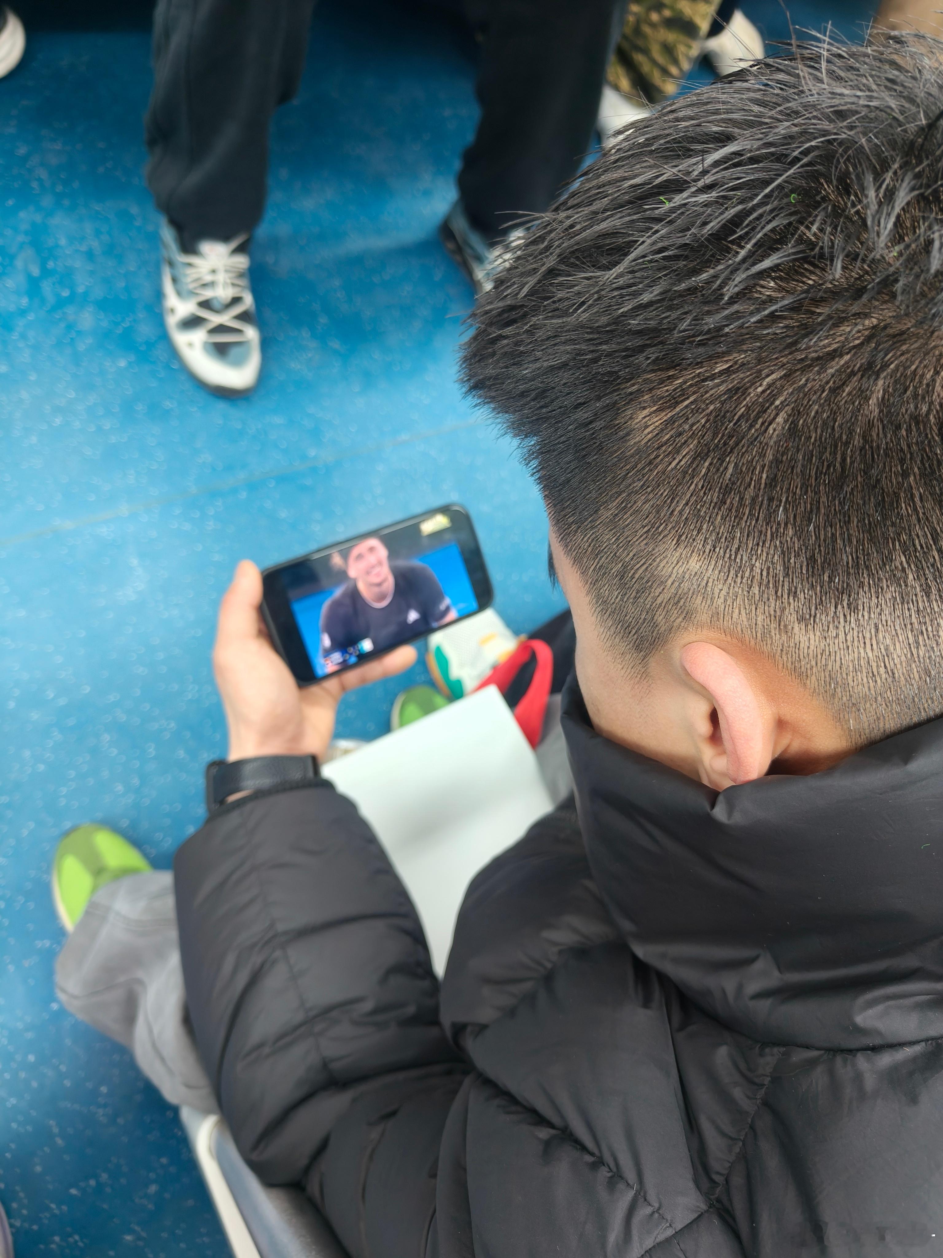 地铁上还有小哥哥在看澳网直播有点火🔥🔥🔥澳网2026这很澳网