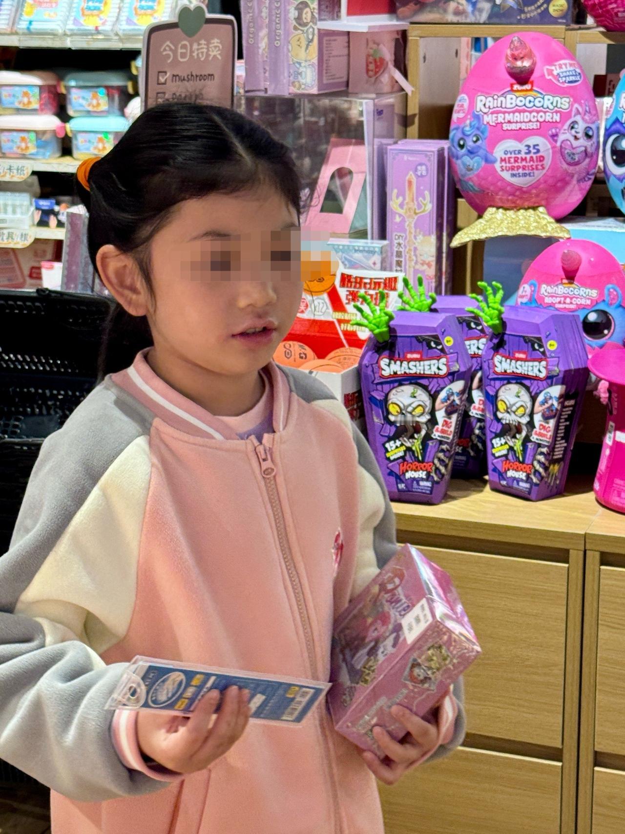 河南新郑，一8岁女孩，去56岁男子开的超市买零食，10几分钟后，她惊慌失措跑出超