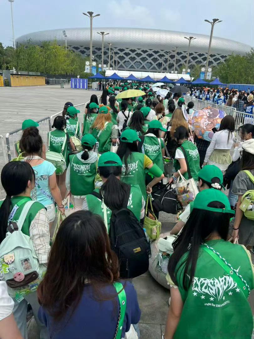 五个闸口都是张泽禹粉丝 五个闸口全被宝丝占领！中午场馆外已经排满了，最后一天人气