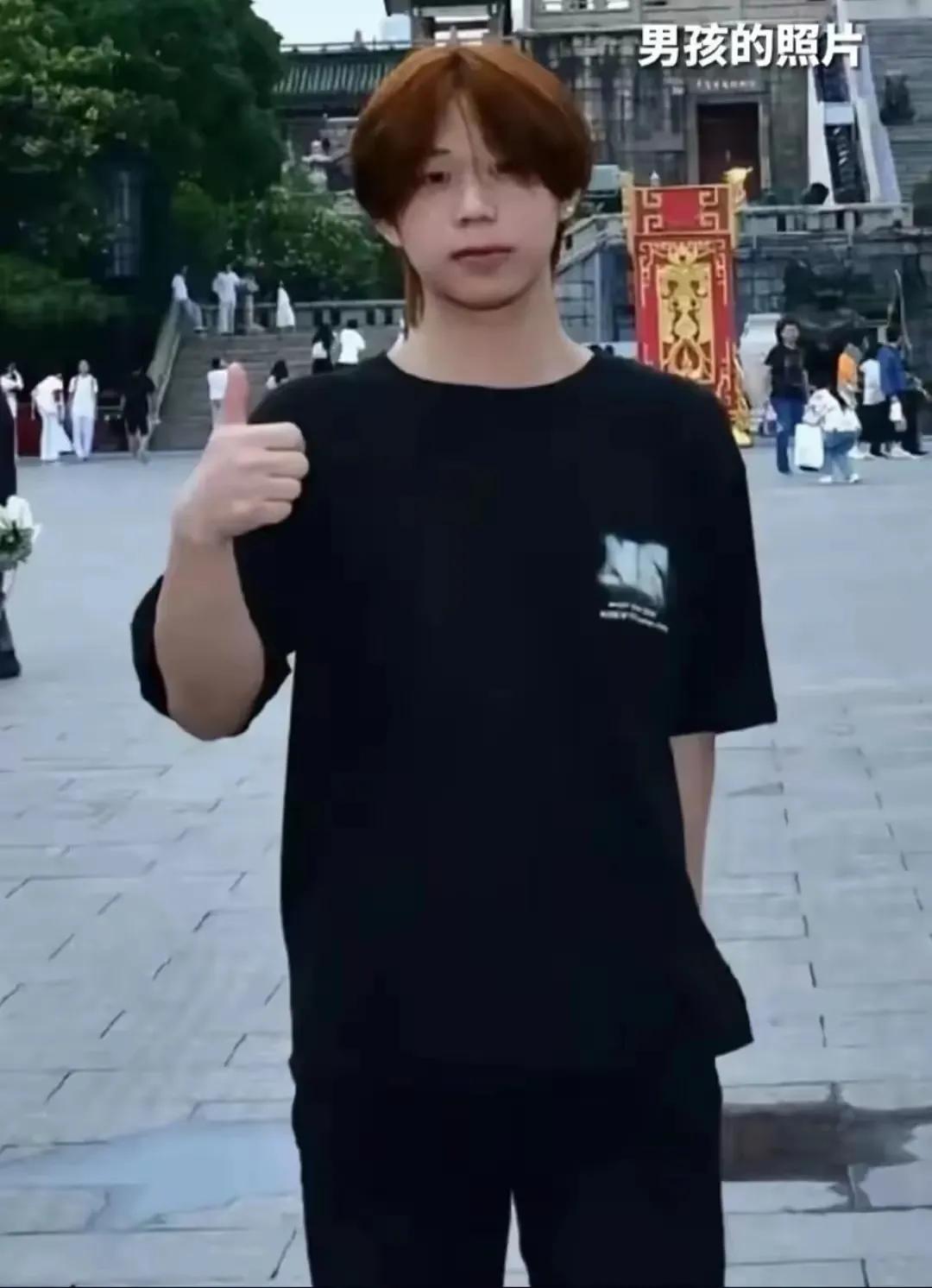 看着这位妈妈在家江边号啕大哭，哭她17岁的儿子，选择了不归路，这白发人送黑发人的