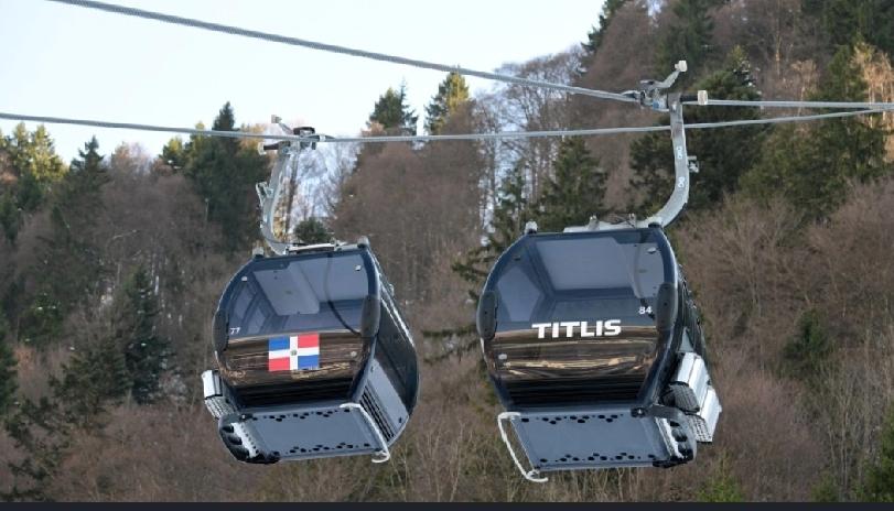 瑞士中部一处滑雪度假区周三突发恐怖意外，一个缆车车厢从缆索脱落后，沿积雪山坡翻滚