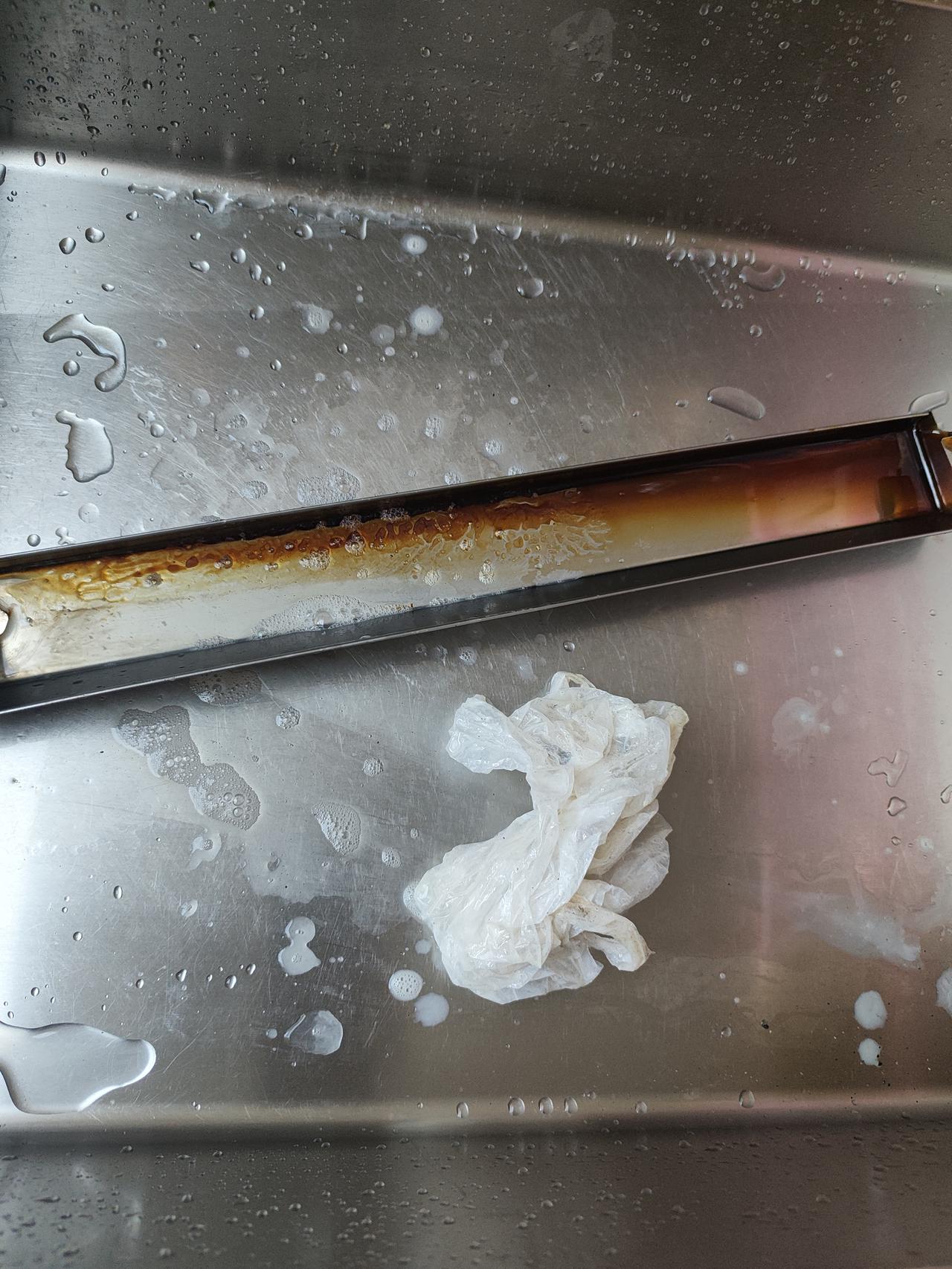 这个方法真管用！

有一个礼拜没洗油槽，我把它卸下来，发现没有放吸油纸。

厚厚