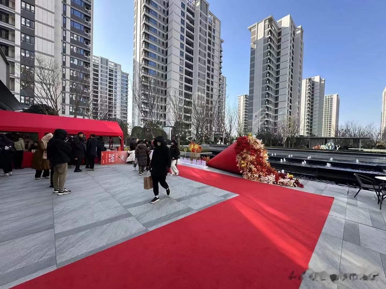 这又是合肥经开区一个卖着卖成现房的小区。华润经开某项目今天交房，但是最近分销在狂