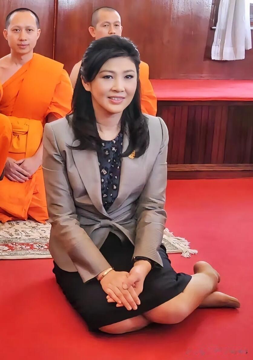 英拉好美啊，五官菱角立体，辨识度超高，气质冷艳皮肤白皙，身材还很好，本人比照片镜
