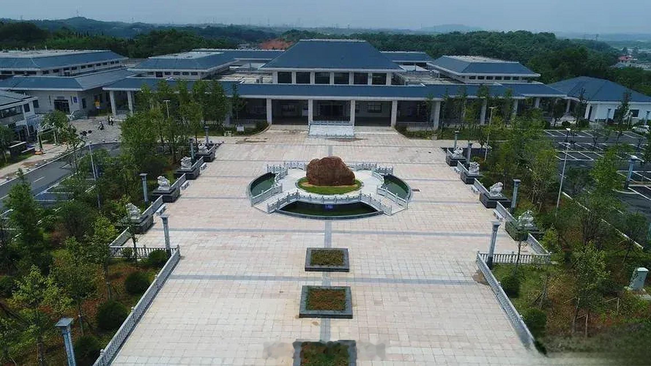 左图，韩国总统府青瓦台中图，湘潭市殡仪馆右图，古代中国皇家建筑结论：韩国人当年抄