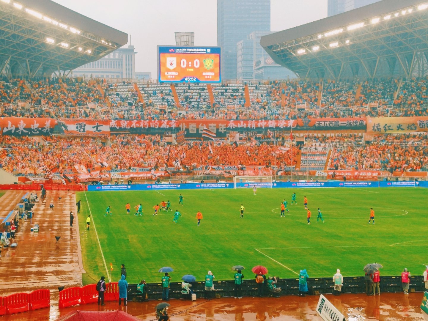 山东泰山vs北京国安 下半场开始。 济南·济南奥林匹克体育中心