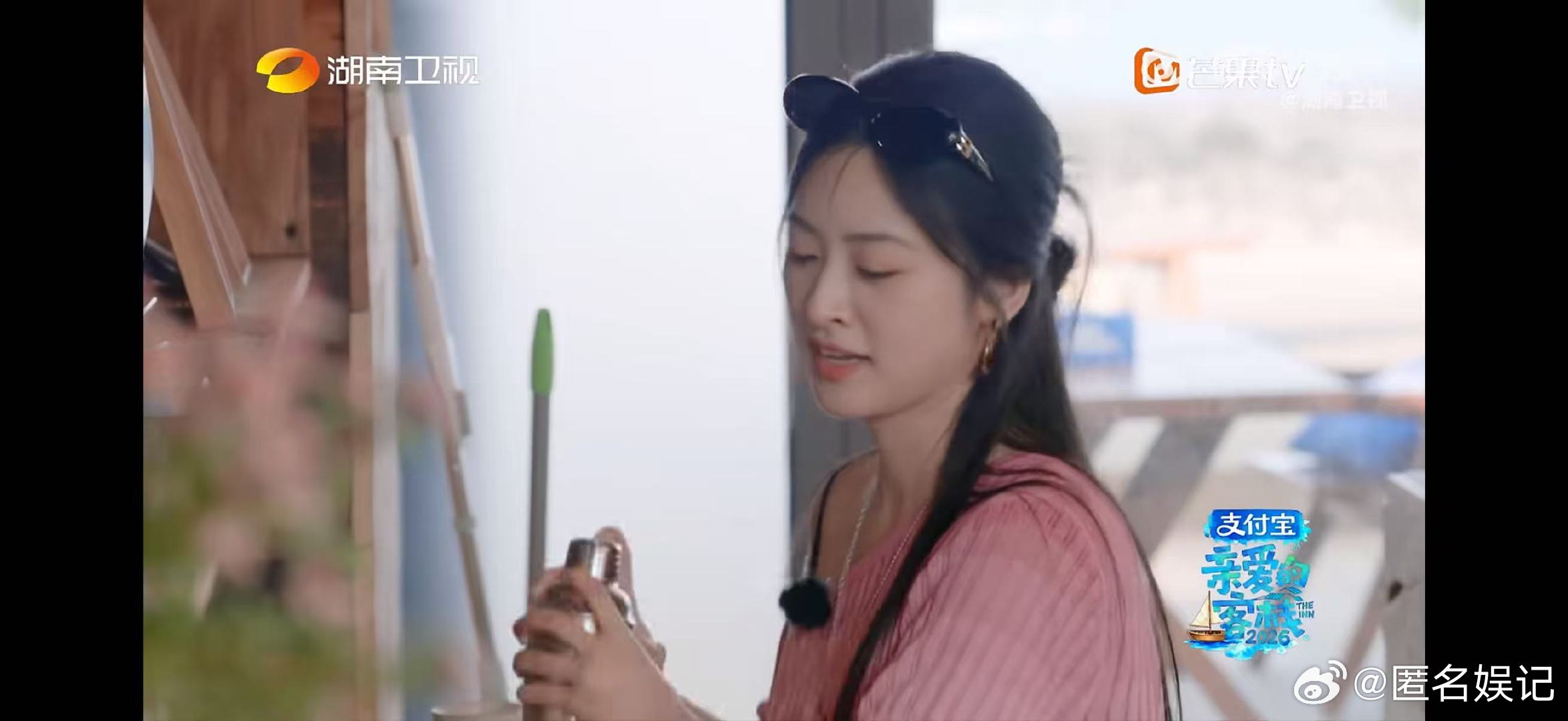 沈月打完暑假工打寒假工亲爱的客栈从夏天忙到冬天，沈月一直在打工的路上，认真工作的