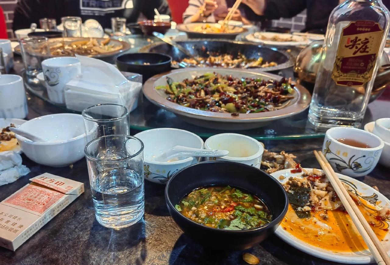 昨晚喝多了，村里关系挺好的兄弟在家组了酒局，喊来了不少发小、盟兄弟，一共十来个人