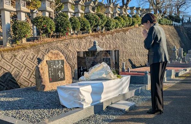 当地时间12日，高市就任首相后首次回到家乡奈良，向安倍慰灵碑献花。

网友：可不