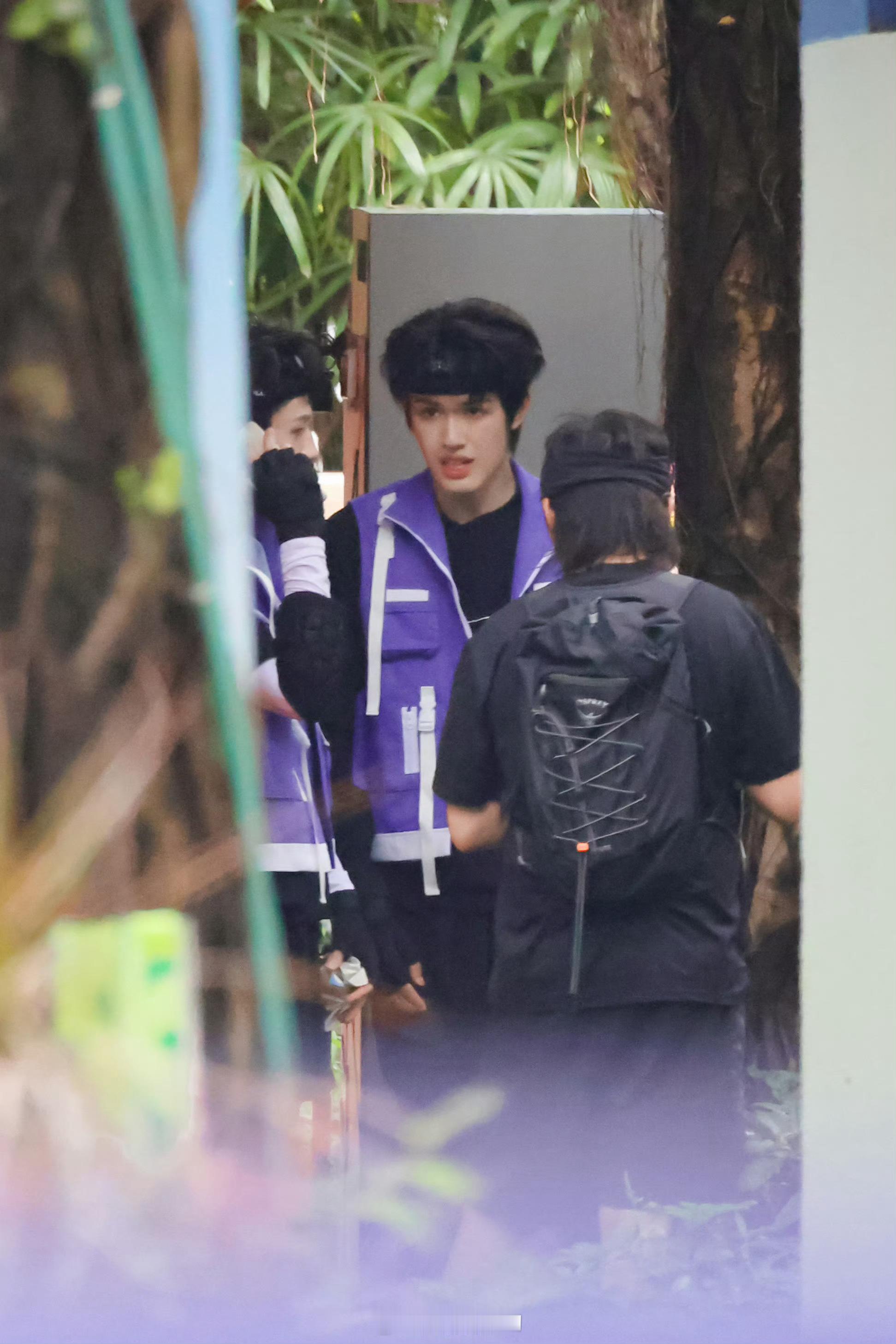 张极直播 听张极弹吉他哼歌，看他被弹幕逗笑后窝在沙发里的样子，突然觉得这就是最舒