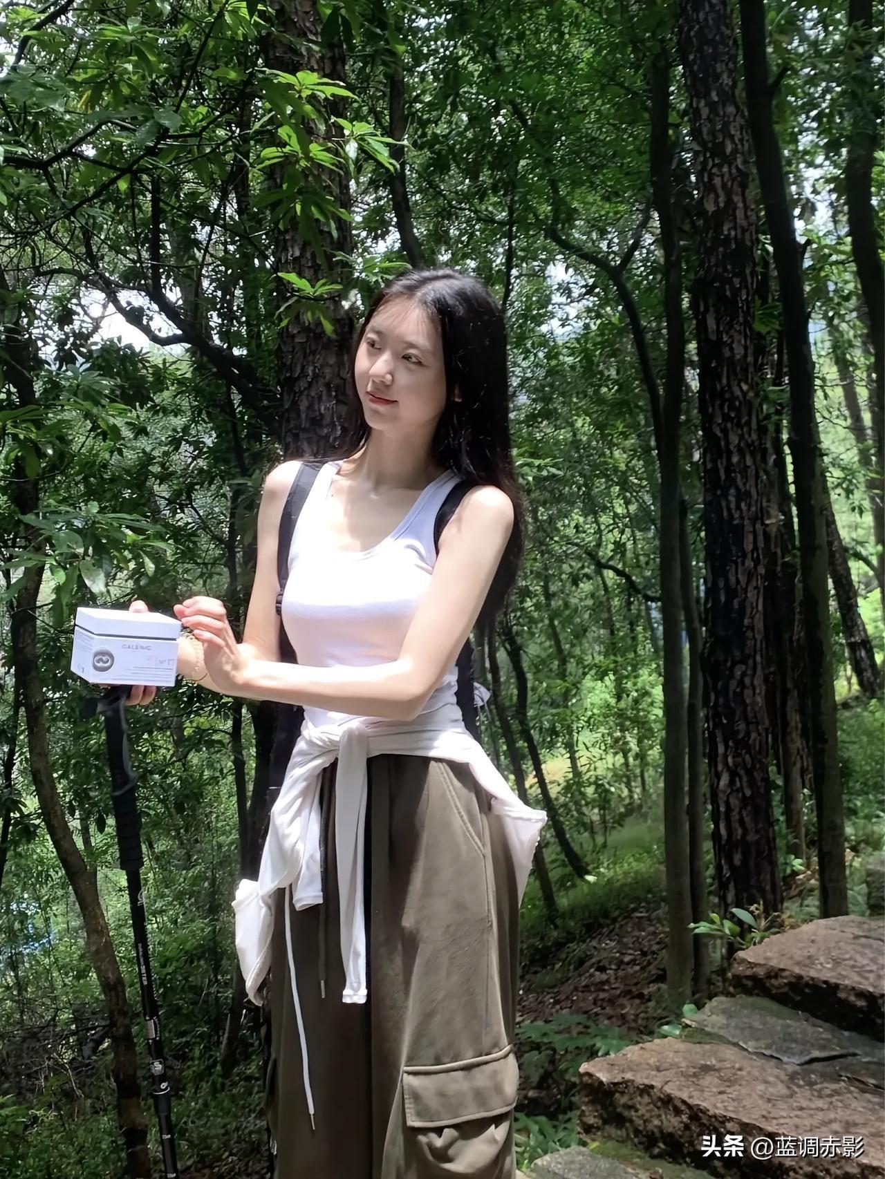 森林中的清新时光，手持小物，感受自然之美。