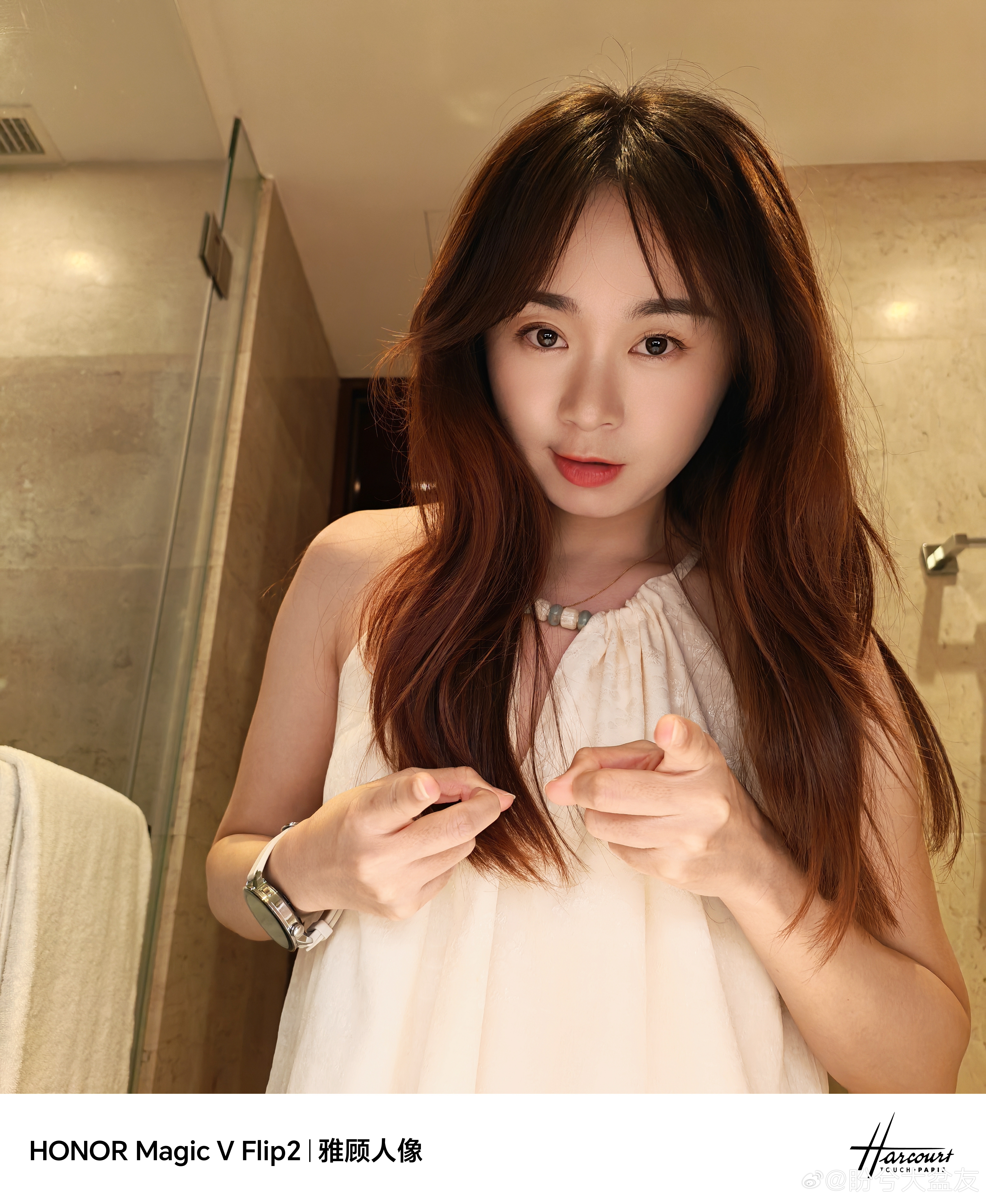 小折叠确实很适合女生自拍用，随便一个地方放着就能自娱自乐半天，比如我现在…[允悲