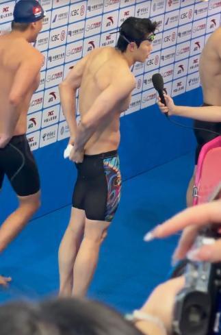 汪顺比完赛随手的一个动作让评论区炸锅了。
 
比赛完到台上时，他正在接受采访，结