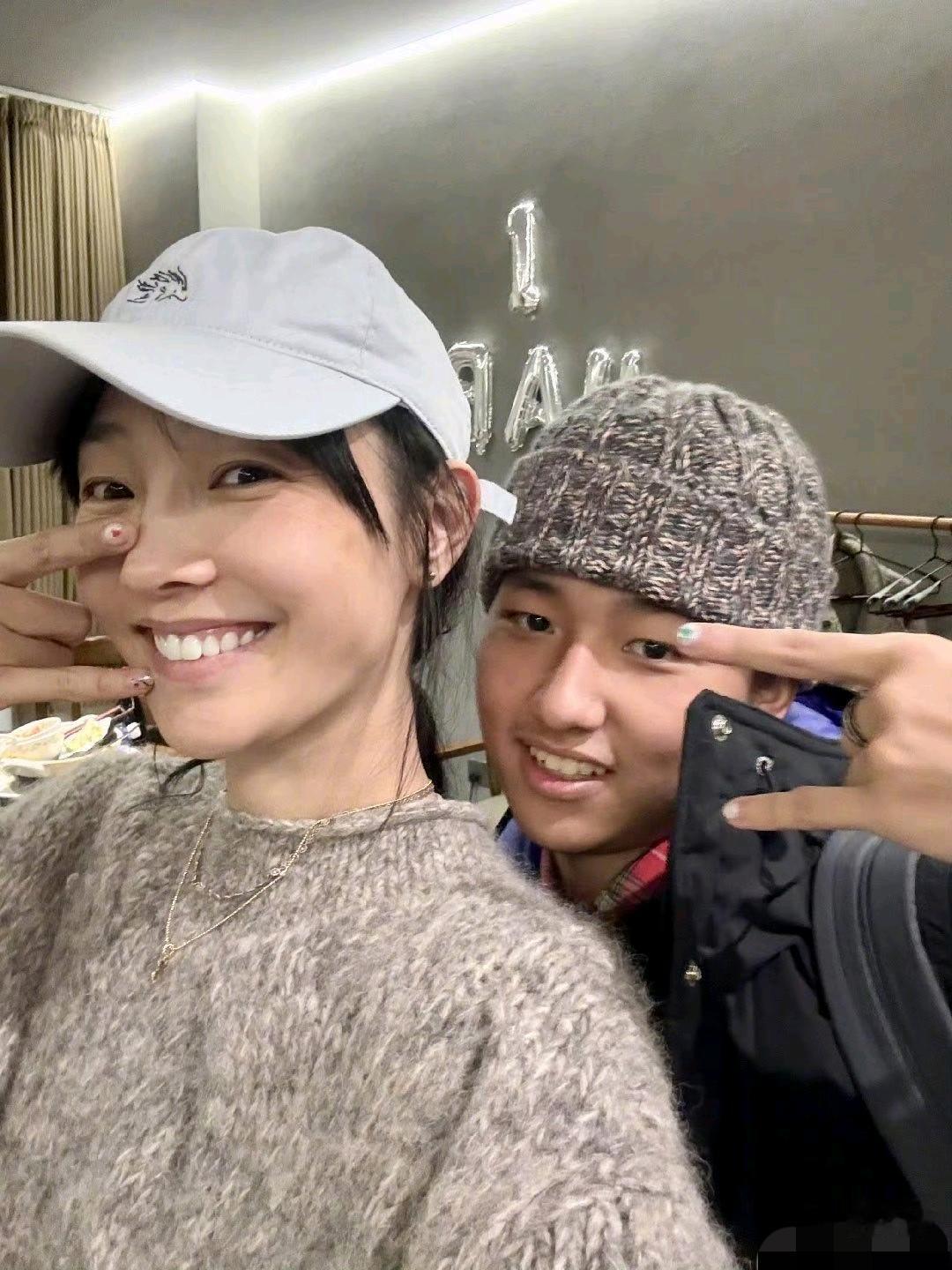 白百何和她18岁的儿子元宝合影。  儿子有点像老爸陈羽凡，但比老爸帅。
开心的娘