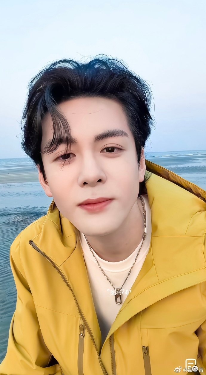 曾舜晞在海边i人属性大爆发 太懂 i 人看海的状态啦🌊，曾舜晞直播话不多，全程