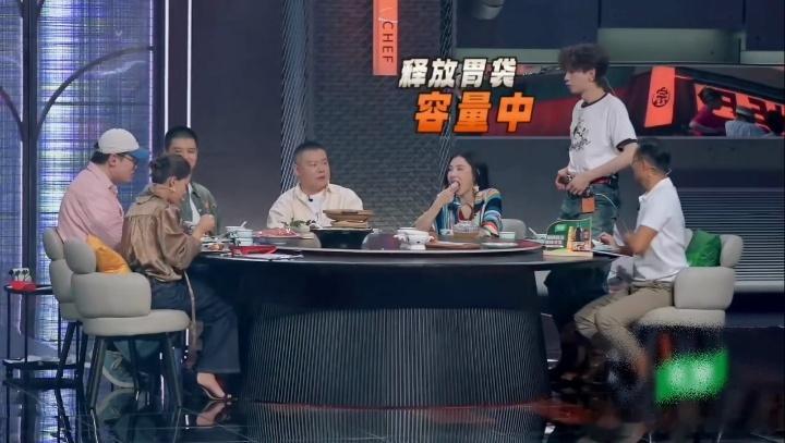 何浩楠好吃到舔勺子何浩楠吃到解腰带 评委们还在组织语言的时候何浩楠已经用勺子把碗