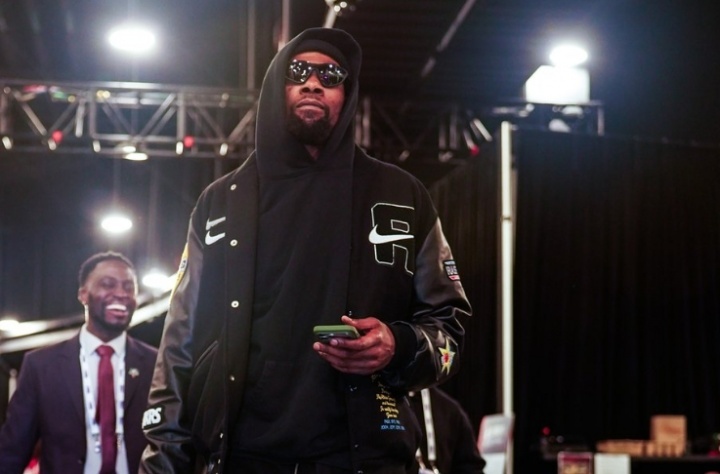 杜兰特回应小号风波 杜兰特在训练结束后进行了采访。在谈到近日小号传闻时，杜兰特表