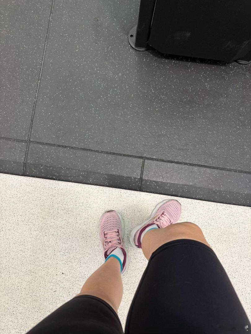 运动day打卡嘀嗒嘀 真高兴回到gym✅打卡～一周多恢复没练今天有点吃力～慢慢来