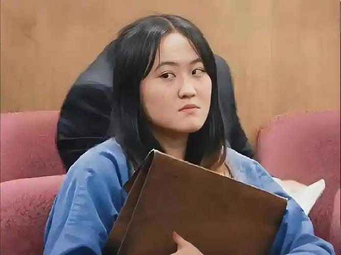 2015年，曾拿烟头烫同学、扇耳光的赴美女留学生翟云瑶在法庭上咆哮：“能不能快点